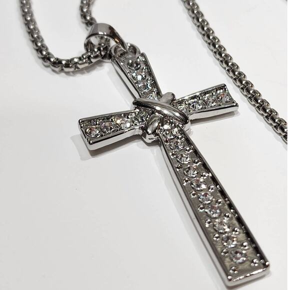 Brilliant Beautiful Austrian Crystal Cross Necklace - Picture 1 of 12